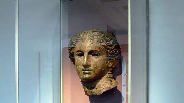 CC BY-SA 2.0 / Carole Raddato / Head and left hand from a bronze cult statue of Anahita, a local goddess shown here in the guide of Aphrodite, 200-100 BC, British Museum
