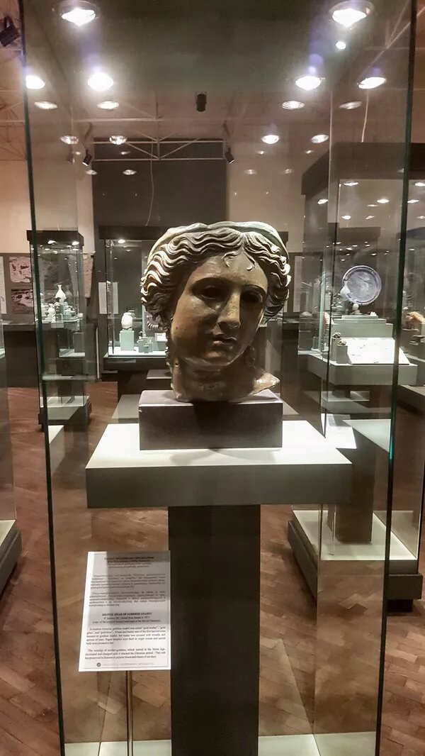 Копия головы бронзовой богини Анаит / Афродиты CC BY-SA 4.0 / Yerevantsi / A copy of the head of a bronze head of Anahit/Aphrodite (cropped)