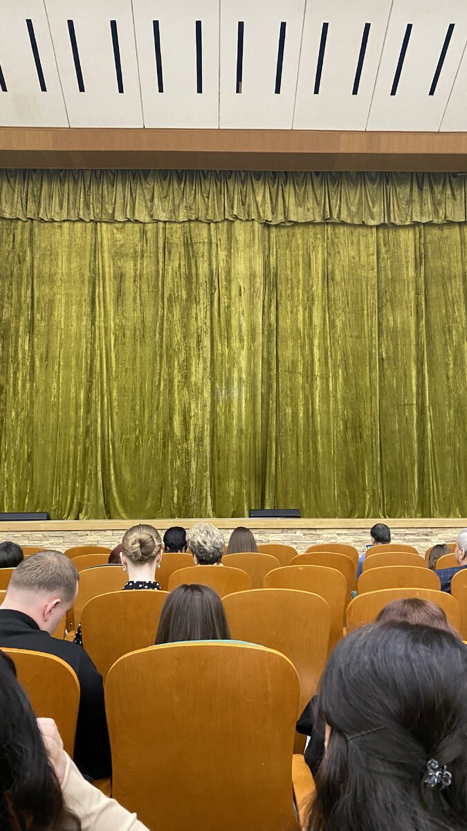 Вчера была в нашем местном областном центре культуры, где проходил спектакль «Лебединое озеро» от театра Корона русского балета из Москвы.  Впечатления неоднозначные.-2