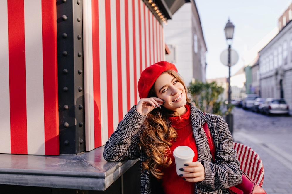 Источник; https://img.freepik.com/free-photo/romantic-blue-eyed-woman-beret-dreamy-posing-with-cup-coffee_197531-6910.jpg?t=st=1741892210~exp=1741895810~hmac=ff79f6a839e000639a1d2702fd9b904edb5eebebdbc6b78b0983b4eec16dc2f9&w=996