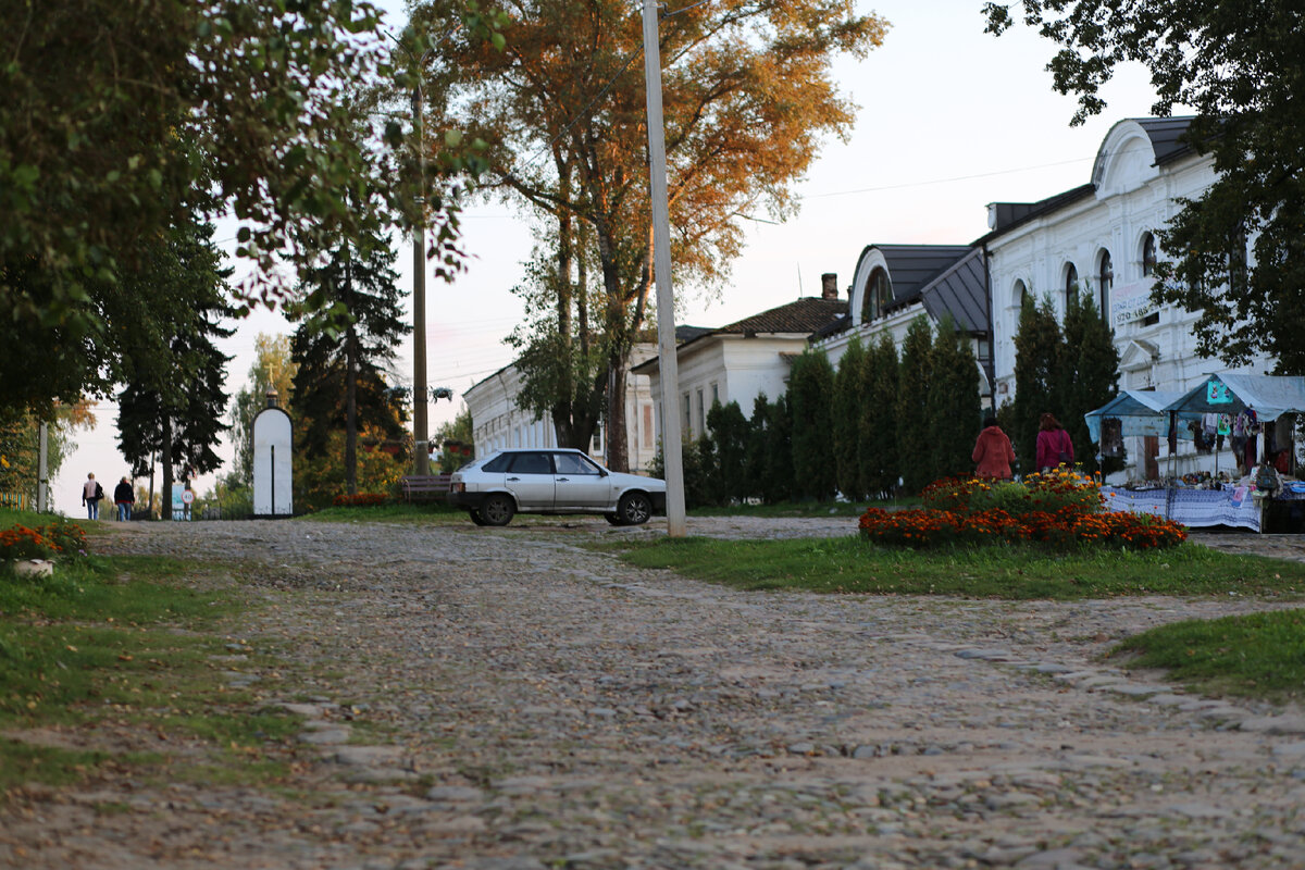Площадь Преподобного Макария Калязинского. Старая мостовая, которая спускается прямо к Волге, где открывается прекрасный вид на колокольню Никольского собора.
