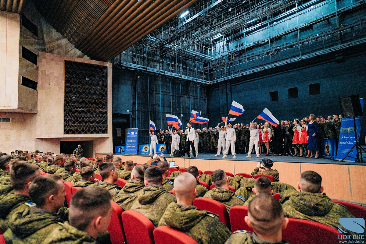 07.04.2024 г. Творческая группа Центрального офицерского клуба Воздушно-космических сил организовала и провела в войсковом клубе подмосковного поселка Мосрентген концерт «Победный май!».-7