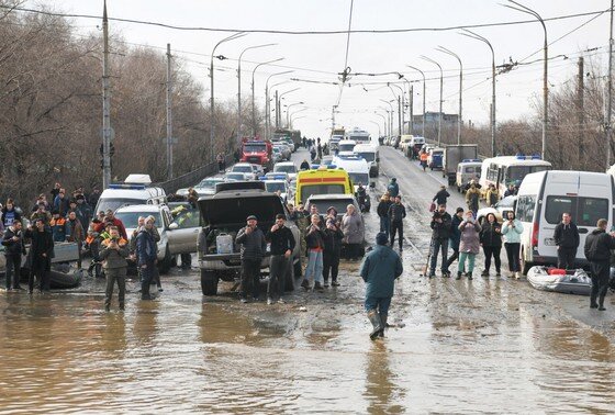 Жители Орска жалуются на мародеров, которые грабят покинутые из-за затопления дома и тем самым мешают эвакуации оставшихся орчан.