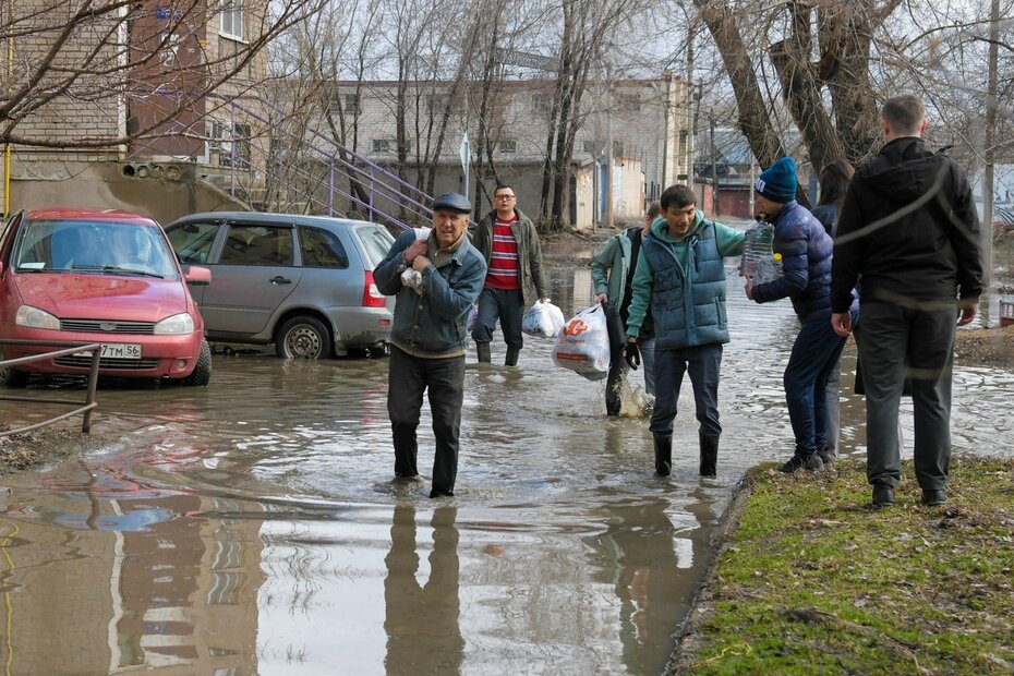 Жители Орска жалуются на мародеров, которые грабят покинутые из-за затопления дома и тем самым мешают эвакуации оставшихся орчан.-2