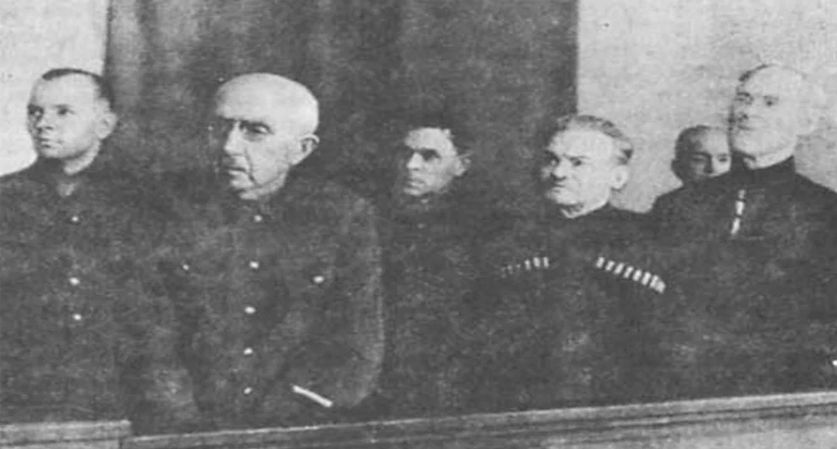 На заставке старая фотография: суд над пособниками оккупантов Красновым, Шкуро и пр.