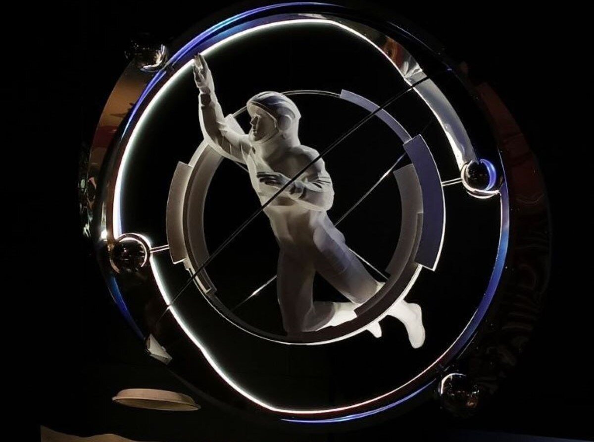 Кинетическая скульптура «Космос» Владимира Андреева, представленная на выставке «Эрарта Премии-2024».