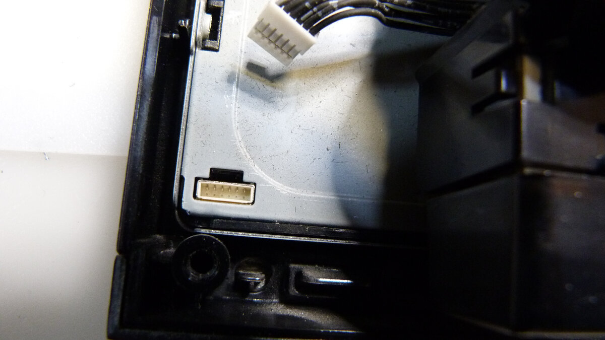 SAMSUNG UE22H5000AK нет подсветки. Нетипичная типовуха ...