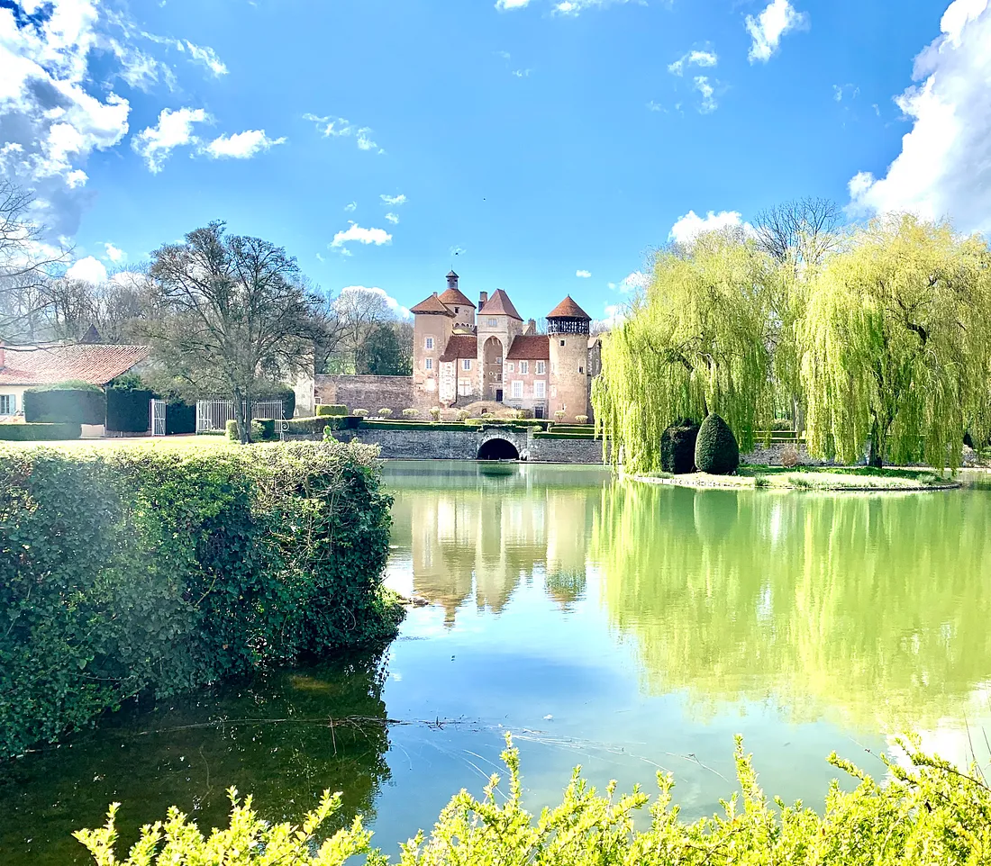 Мы подошли прямо к воротам этого частного замка недалеко от Бюкси, когда появился человек и кратко сообщил нам, что замок будет закрыт для посетителей до апреля. Какой совершенно французский способ сказать «уходи!»