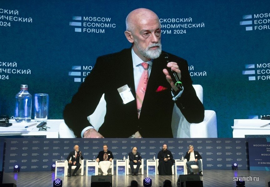 МЭФ2024. Пленарная дискуссия «Культура и пропаганда: новая реальность — новые люди». Модератор - Эдуард Бояков, художественный руководитель «Нового Театра». Фото Галина Савинич