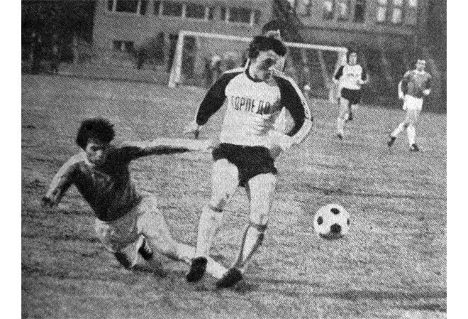 «Торпедо» - «Пахтакор» (Ташкент) – 0:0. В борьбе за мяч торпедовец Анатолий Соловьёв и полузащитник «Пахтакора» Алексей Петрушин. На дальнем плане автозаводец Василий Жупиков.