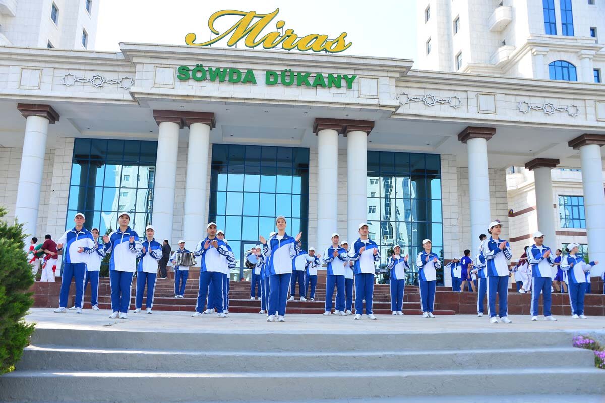 Одной из достопримечательностей Ашхабада является универсальный Олимпийский городок. На его территории расположен ряд специализированных спорткомплексов, на аренах которых уже неоднократно и с большим успехом проводились крупные международные соревнования. В их числе – V Азиатские игры в закрытых помещениях и по боевым искусствам в 2017 году, Чемпионат мира по тяжёлой атлетике в 2018 году, Чемпионат мира по борьбе кураш и командное первенство Центральной Азии по теннису среди юных спортсменов в возрастной категории до 12 лет в 2023 году.Прекрасные возможности для занятий физкультурой и спортом созданы в Национальной туристической зоне «Аваза» на экологически чистом туркменском побережье Каспийского моря. И конечно, здесь имеются хорошие перспективы для развития водных видов спорта. В данной связи напомним, что в 2014 году НТЗ «Аваза» принимала этап Кубка мира по виндсёрфингу, с которым Туркменистан впервые вошёл в календарь международных турниров по парусному спорту.В последние годы в нашей стране новый импульс в развитии получили и зимние виды спорта. Так, 15–20 апреля Ашхабаду предстоит принимать Международный турнир по хоккею. Подготовка к нему ведётся на основании соответствующего Постановления главы государства.Словом, сегодня Туркменистан обладает значительным опытом и потенциалом как для проведения тренировок и совершенствования мастерства спортсменов, так и для подготовки квалифицированных специалистов спортивного профиля, организации соревнований регионального и глобального уровня. Достойно отвечая на заботу и поддержку государства, наши атлеты добиваются замечательных результатов. В копилке спортивных достижений страны – многочисленные награды, в том числе серебряная медаль, завоёванная в женских состязаниях по тяжёлой атлетике на XXXII летних Олимпийских играх, состоявшихся в Токио в 2021 году.Всё это способствует приумножению авторитета Отчизны на международной спортивной арене, продвижению инициатив нейтрального Туркменистана по реализации потен­циала спортивной дипломатии в целях укрепления мира, отношений дружбы и взаимопонимания между странами и народами.…Утром у монумента «Велосипед», расположенного на пересечении проспекта Чандыбил и улицы Бекреве, где берёт начало маршрут велопробега, собрались участники спортивной акции. В их числе – заместители Председателя Кабинета Министров, руководители Меджлиса, министерств и отраслевых ведомств, военных и право­охранительных органов, столичной администрации, общественных организаций, средств массовой информации, ректоры вузов. Участие в веломарафоне по случаю Всемирного дня здоровья по традиции также принимают главы и представители аккредитованных в нашей стране диппредставительств и международных организаций.