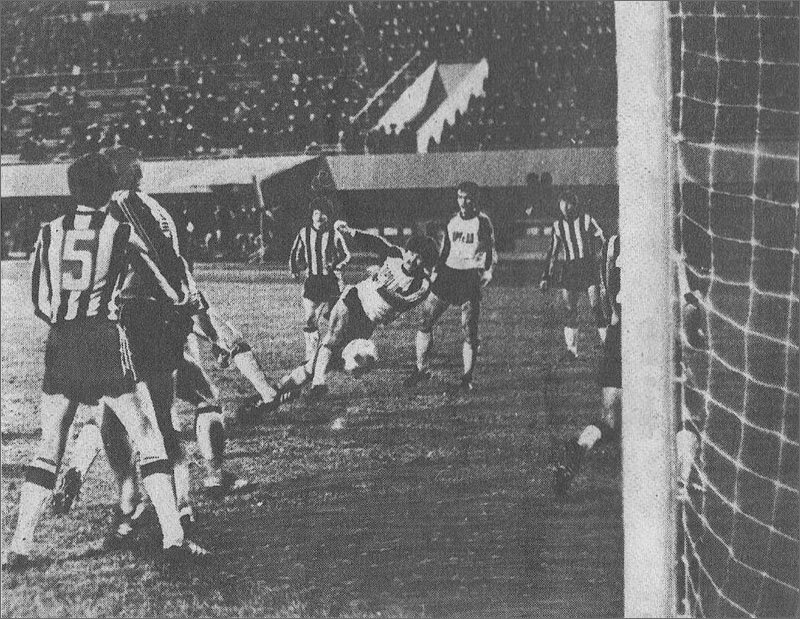 «Торпедо» - «Кайрат» (Алма-Ата) – 1:1. Торпедовец Александр Полукаров открывает счёт. Рядом с ним – нападающий автозаводцев Валерий Петраков.