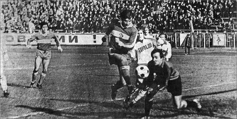 «Динамо» (Москва) – «Торпедо» - 1:2. Ворота голкипера «Торпедо» Вячеслава Чанова атакует динамовец Александр Бородюк. Слева в тёмном динамовец Гурам Аджоев, за спиной у Чанова партнёры по команде Анатолий Раденко и Анатолий Соловьёв.