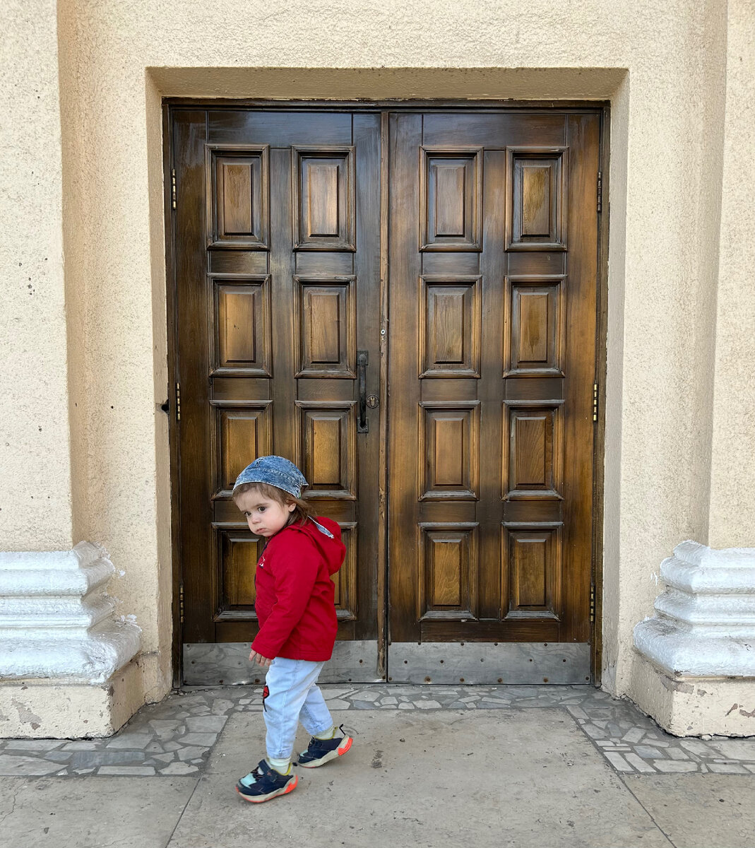 Новая фишка - пытаться войти во все двери на улице :)