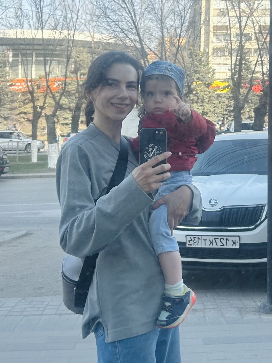 Все еще не могу привыкнуть, что у меня есть ребенок. Кажется, что племянницу какую-то привезли понянчиться 😅😂