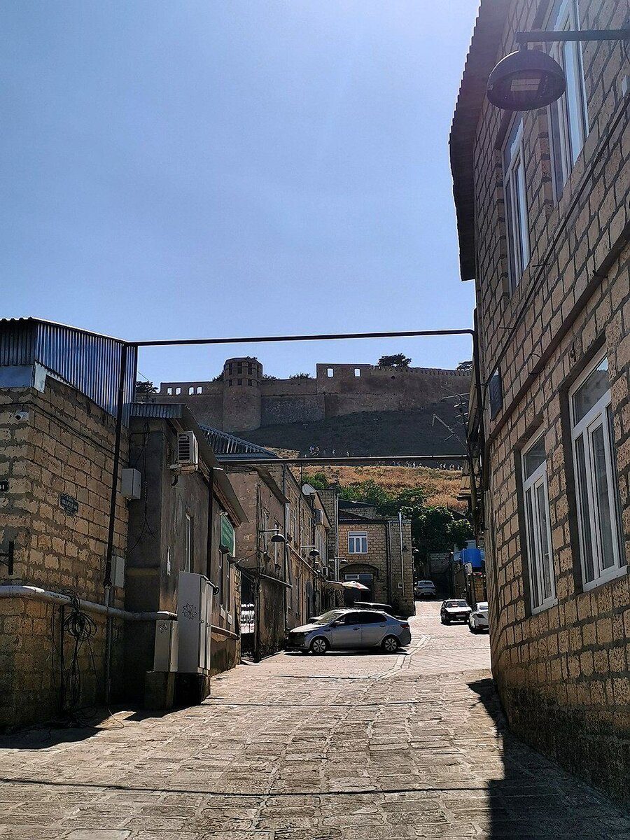 Вид на крепость с улицы старого города