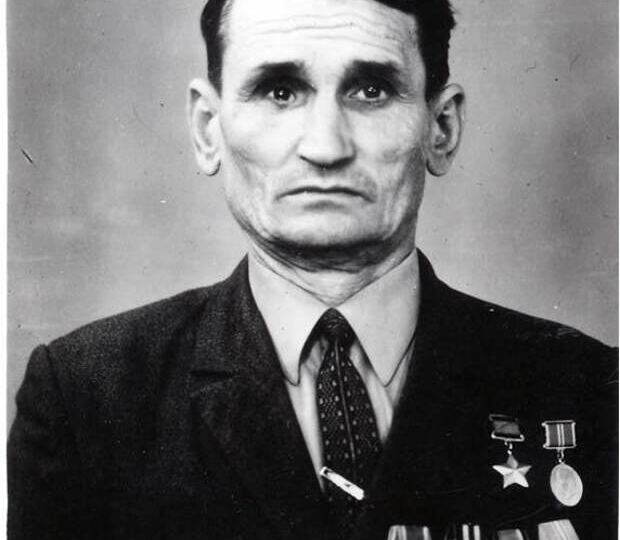 Бросился с гранатой под танк и остался жив