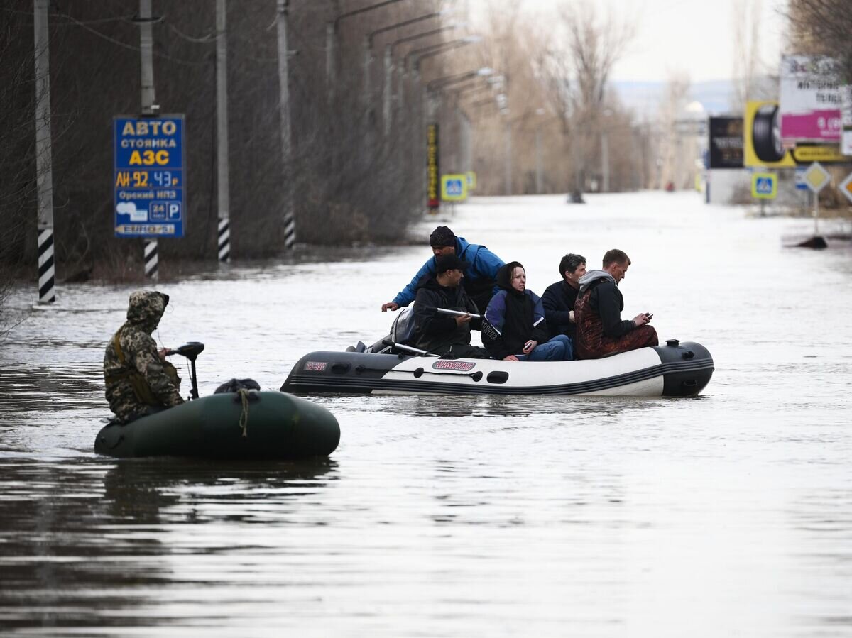    Сотрудники МЧС РФ эвакуируют жителей города в ходе ликвидации последствий прорыва дамбы в Орске© РИА Новости / Владимир Астапкович