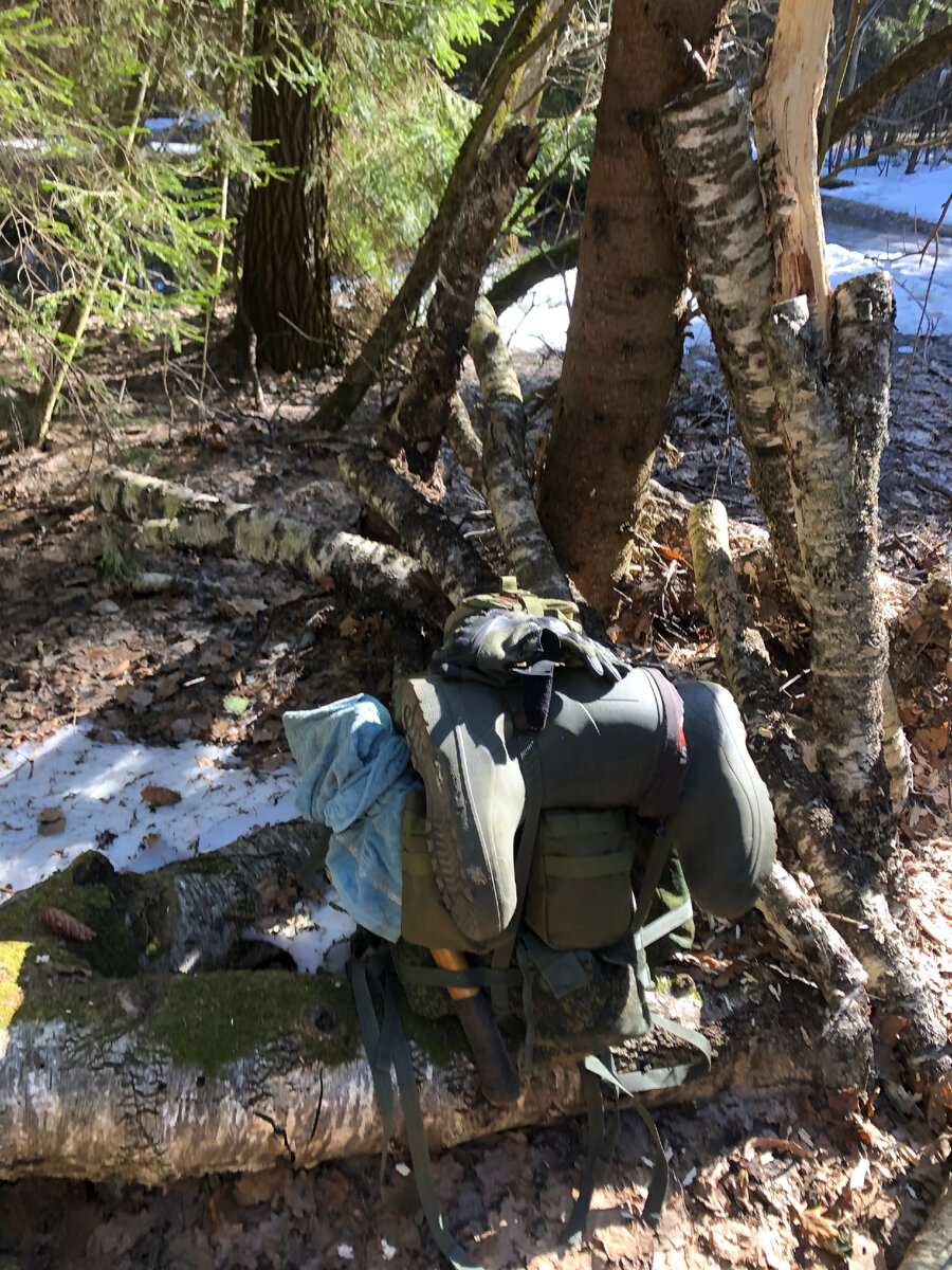 Шел в болотниках. Зимние, прохудившиеся сапоги заклеил прямо перед выходом.