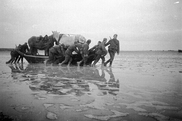    Форсирование озера Сиваш, 1943 год / Владимир Иванов/РИА Новости