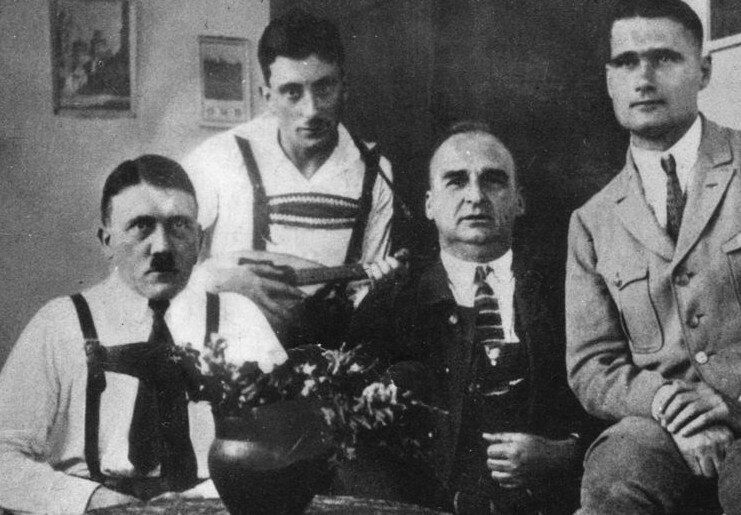 Гитлер (первый слева) сочинил «Майн Кампф» в тюрьме и надиктовал одному из друзей, который его навещал 