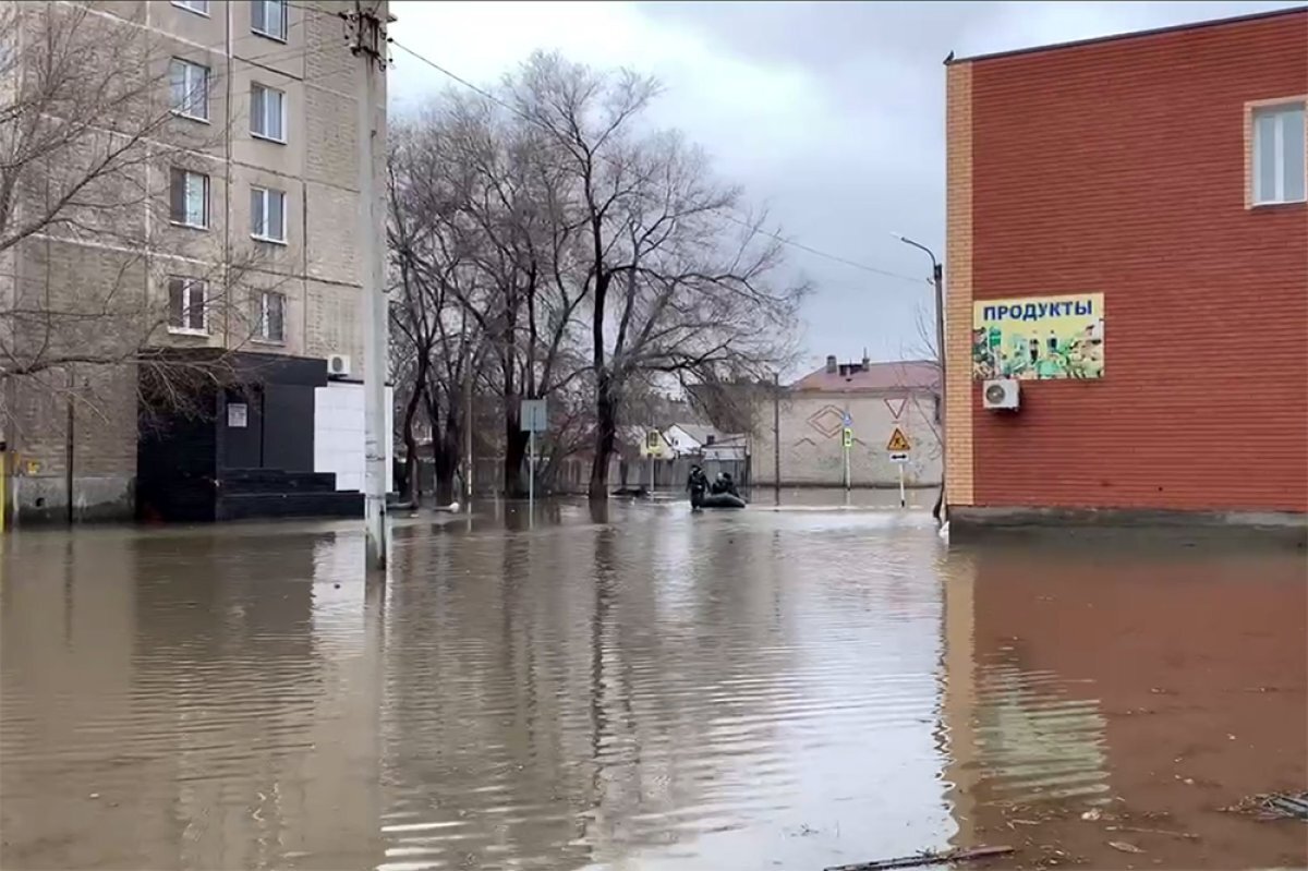    Доброволец, вернувшийся в Орск после СВО, помогает пострадавшим от паводка
