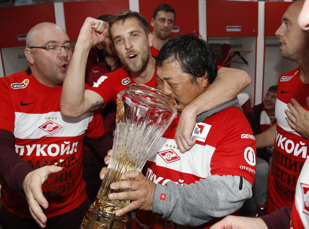 17 мая 2017 года. Москва. Тушино. «Спартак» - «Терек» - 3:0. Доктор Лю с чемпионским трофеем. Фото ФК «Спартак», архив "СЭ"
