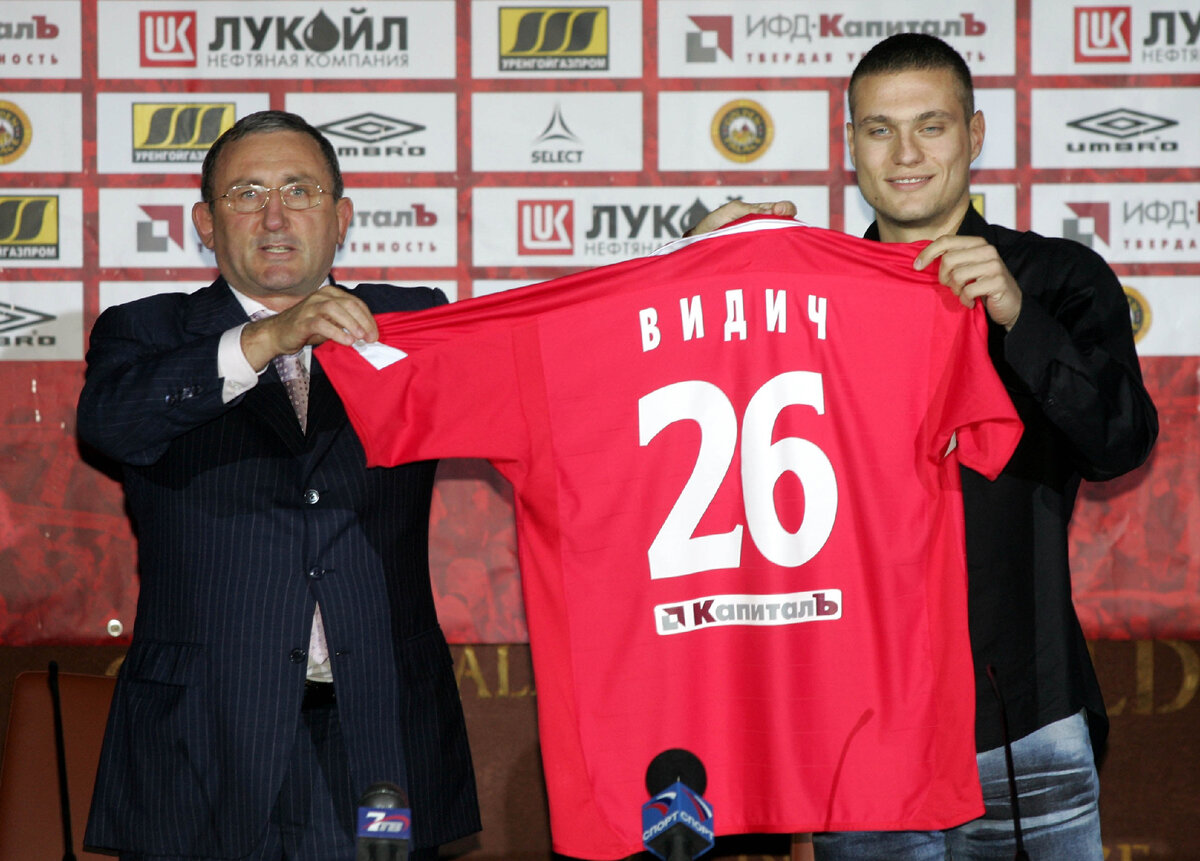 5 июля 2004 года. Москва. Генеральный директор «Спартака» Юрий Первак представляет новичка команды Неманью Видича. Фото Григория Филиппова, архив «СЭ»