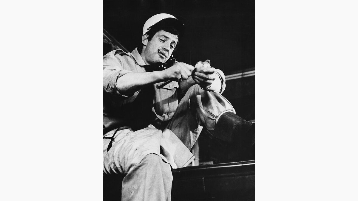 Hulton Archive / Getty Images📷Жан-Поль Бельмондо в фильме «Драже с перцем» (1963) режиссера Жака Баратье, 8 июня 1963 года