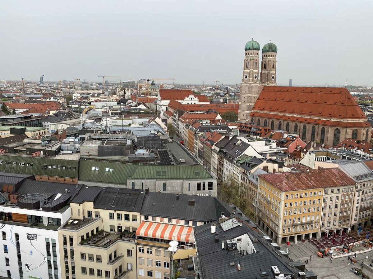 Вид с башни церкви Святого Петра на Фрауэнкирхе, Мюнхен