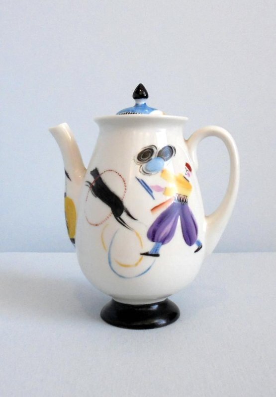 Чайник (Кофейник) с крышкой из сервиза "Цирк". 1930-е. Автор формы "Наркомпрос" Чехонин С.В., автор росписи Блак Л.К. Фарфор, роспись полихромная надглазурная. Государственное бюджетное учреждение культуры Тверской области "Тверская областная картинная галерея". Листайте галерею вправо.