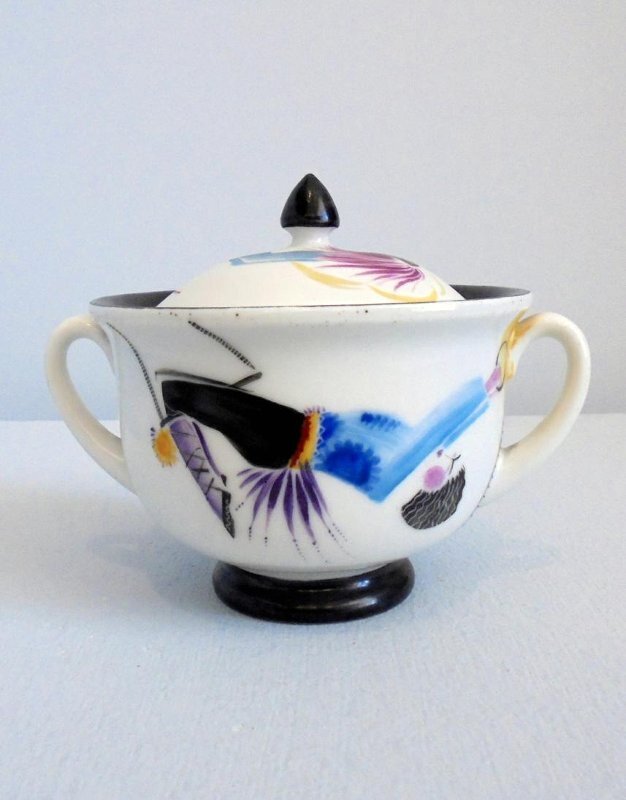 Сахарница с крышкой из сервиза "Цирк". 1930-е. Автор формы "Наркомпрос" Чехонин С.В., автор росписи Блак Л.К. Фарфор, роспись полихромная надглазурная. Государственное бюджетное учреждение культуры Тверской области "Тверская областная картинная галерея".