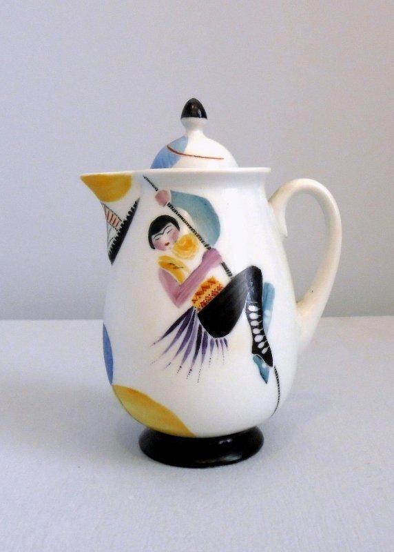 Молочник с крышкой из сервиза "Цирк". 1930-е. Автор формы "Наркомпрос" Чехонин С.В., автор росписи Блак Л.К. Фарфор, роспись полихромная надглазурная. Государственное бюджетное учреждение культуры Тверской области "Тверская областная картинная галерея".