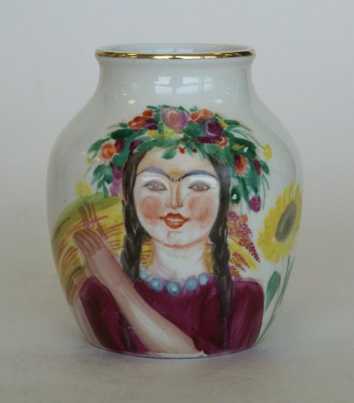 Ваза с изображением двух девушек. 1941. Автор формы Яковлева С.Е., автор росписи Блак Л.К. Фарфор, роспись надглазурная полихромная, позолота. Высота 9,7 см. Федеральное государственное бюджетное учреждение культуры "Государственный Эрмитаж".