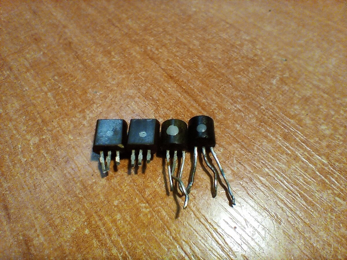 Слева кружок, а справа точка. 