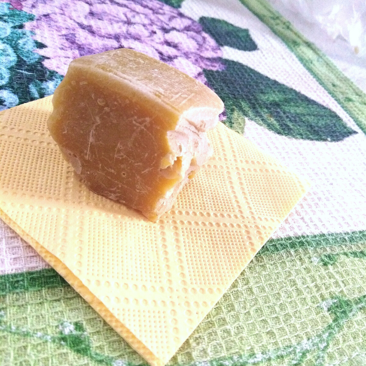 Светлый натуральный пчелиный воск. Такого куска хватает примерно на 10- 15 отливок ( большой). Если переплавлять для одного клиента , и , как делают многие - не каждый раз новый, то воска хватит на ещё более долгий срок. Фото канала Таро Портал.