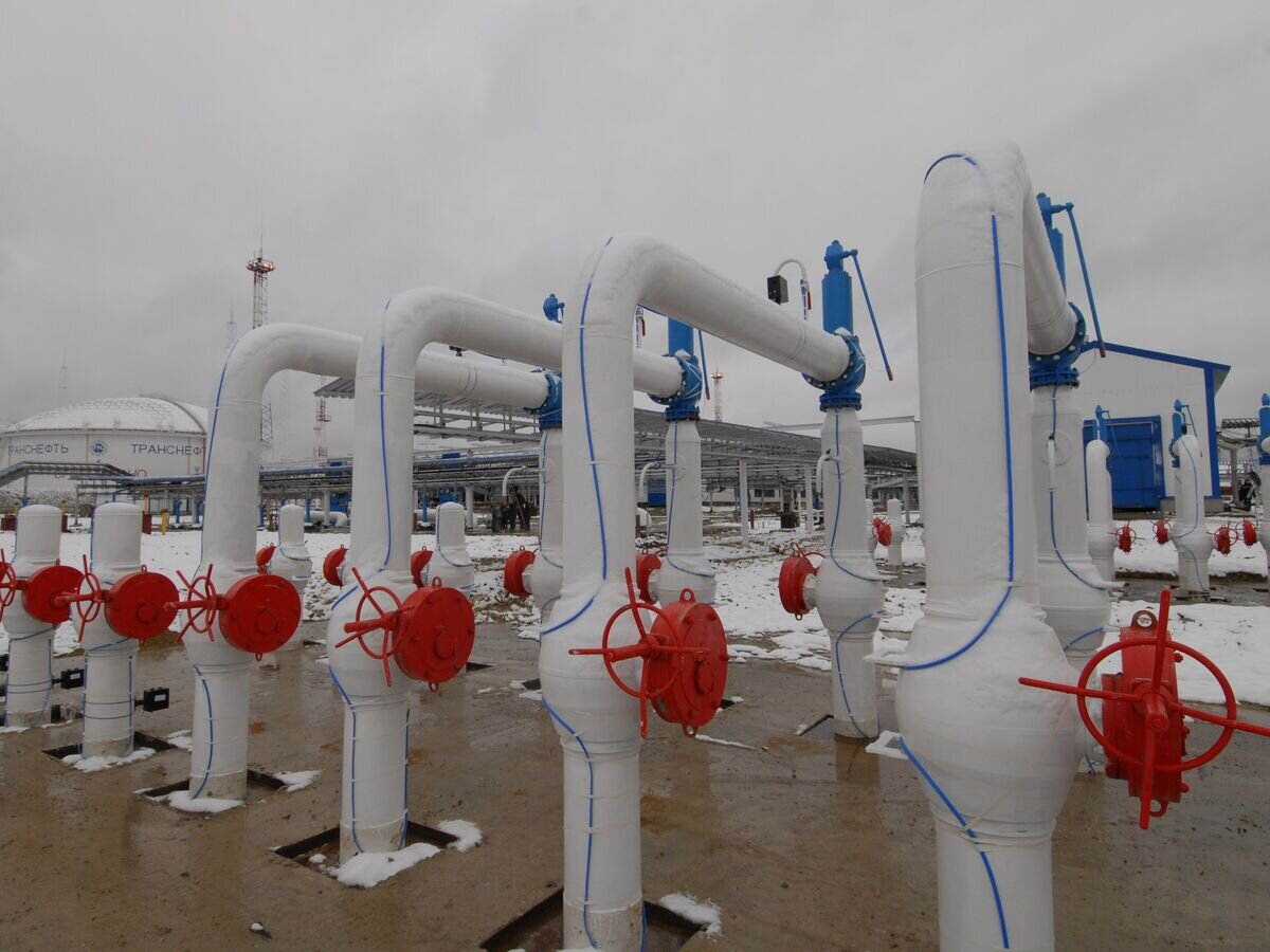    Подорожавшая нефть немного стабилизирует рубль, но возможно и снижение - аналитики