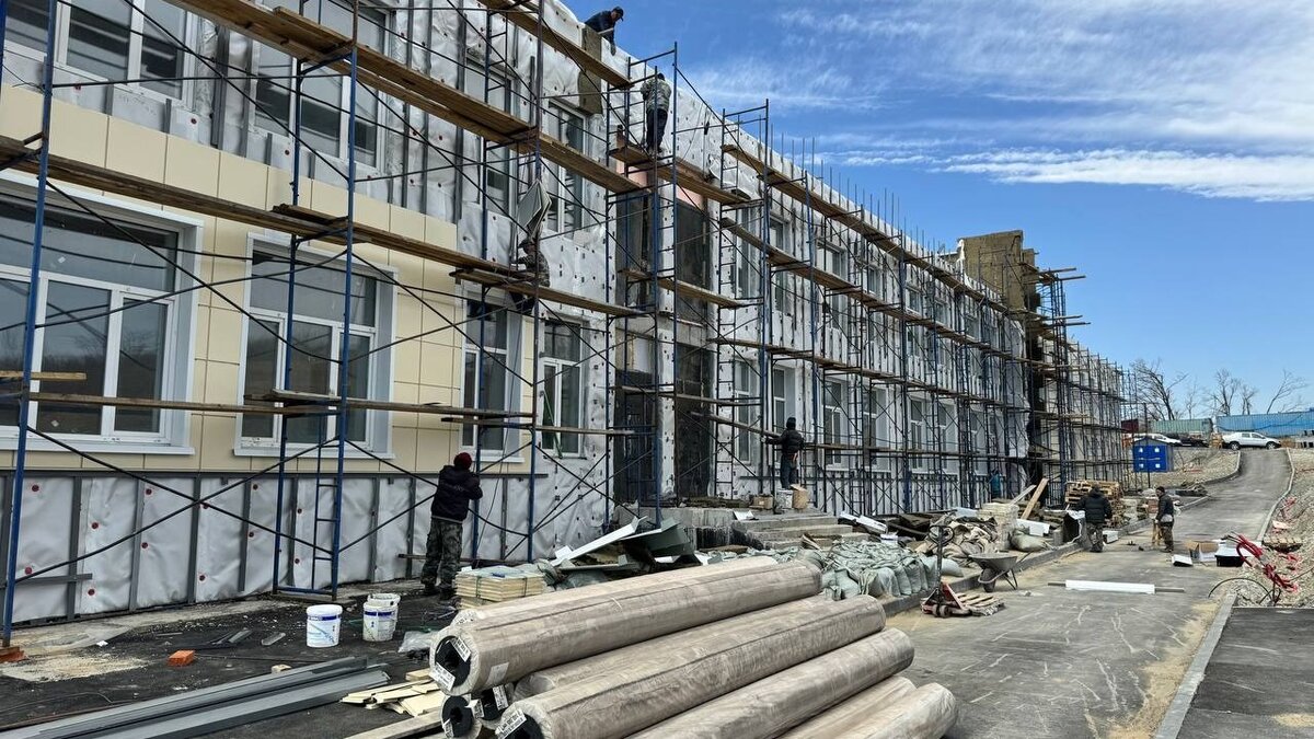     Глава Артёмовского городского округа Вячеслав Квон держит под личным контролем ход строительства детского сада в микрорайоне «Глобус». На днях он снова проинспектировал ход работ на этом важном социальном объекте.