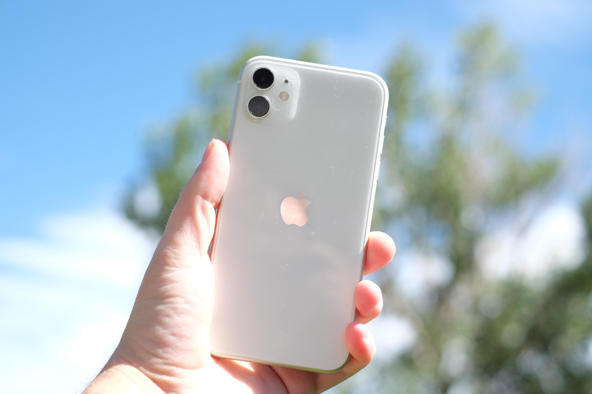 Apple iPhone 11 - это самый доступный iPhone из новой линейки 2019 года, который стал наследником iPhone XR.-6