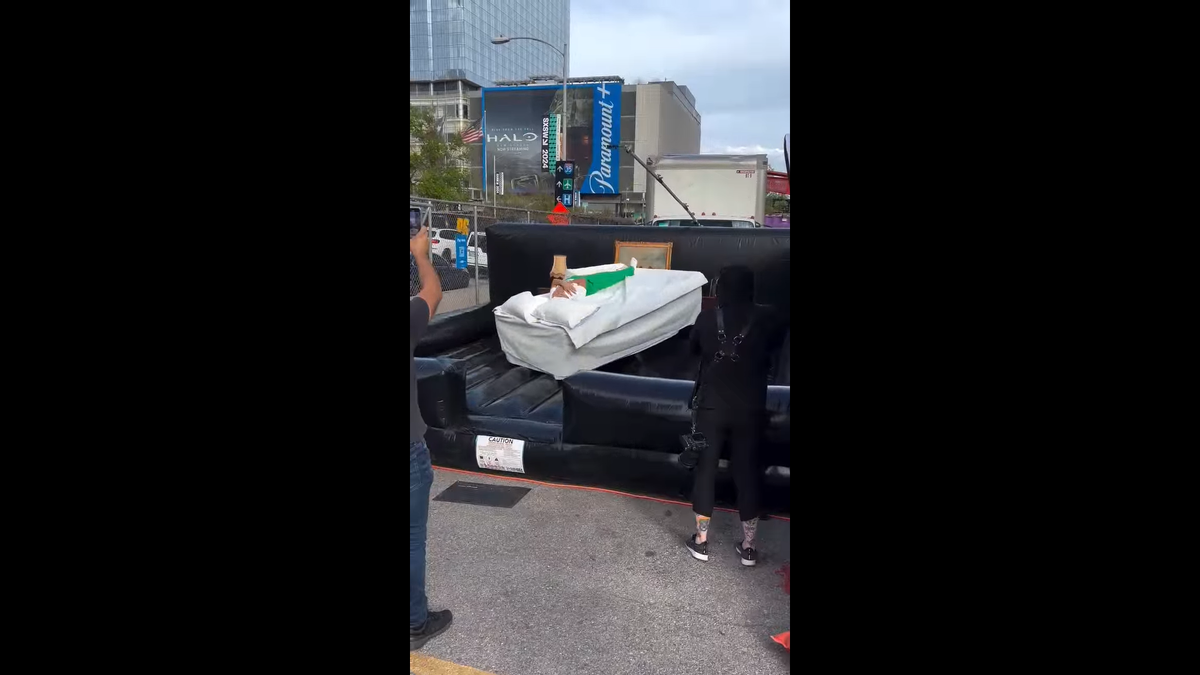 Сеть отелей предлагала бесплатную ночевку при условии, если человек удержится на кровати более 30 секунд