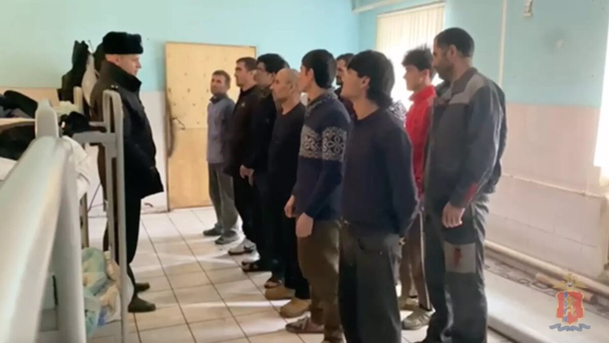     Полицейские устроили рейд по мигрантам на заводе, предприятии и овощехранилище в Березовском районе. В отдел полиции доставили 13 иностранцев без документов — им предлагали заключить договор с Минобороны РФ для получения гражданства.