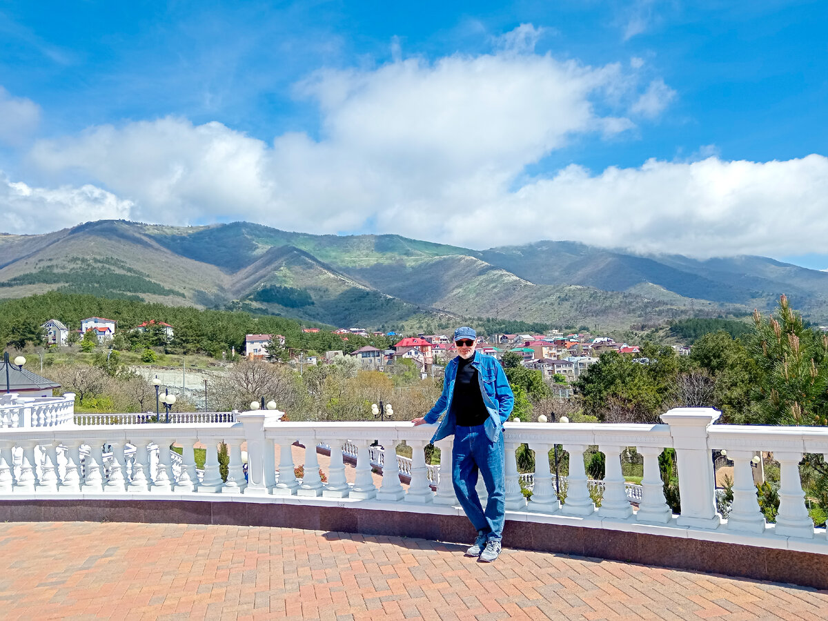 В горах Геленджика тоже скоро будет всё зелёное (Михаил Лекс, автор рассказа и канала)