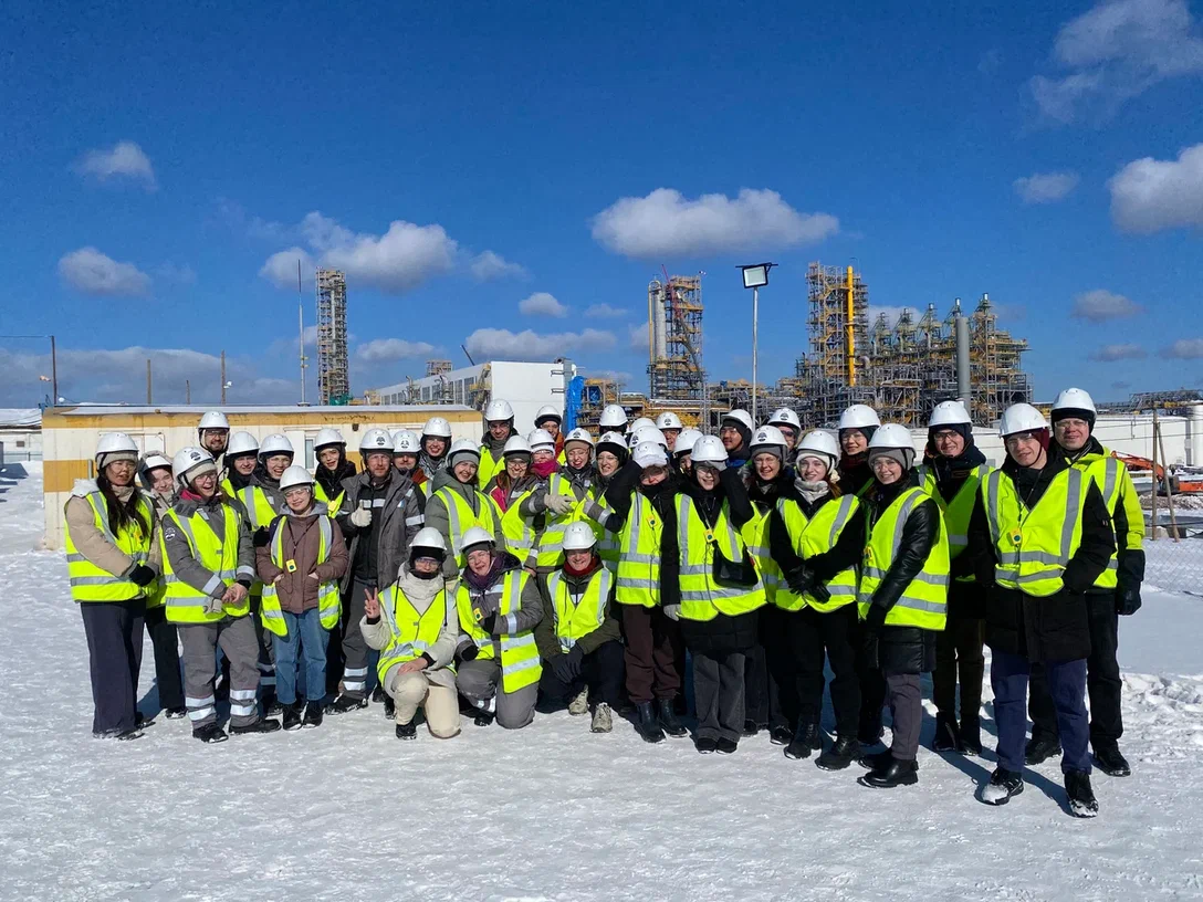 На Иркутский завод полимеров отправилась большая группа стажеров ИНК в сопровождении наставников