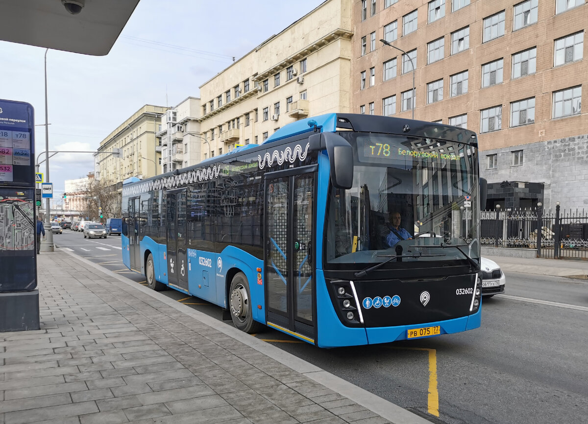 А вот и последствия изменения маршрута до дома. Автобус 032602 НефАЗ-5299-40-52 на маршруте №, т78. Улица Бутырский Вал. Остановка "Угловой переулок".