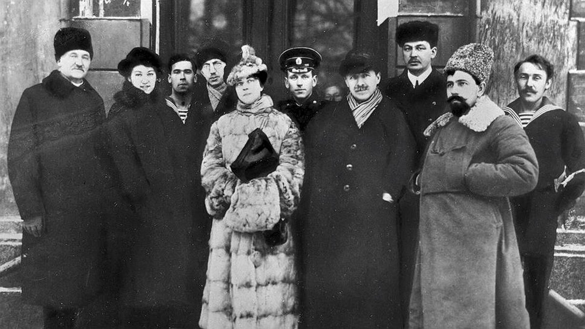 Александра в окружении однопартийцев 