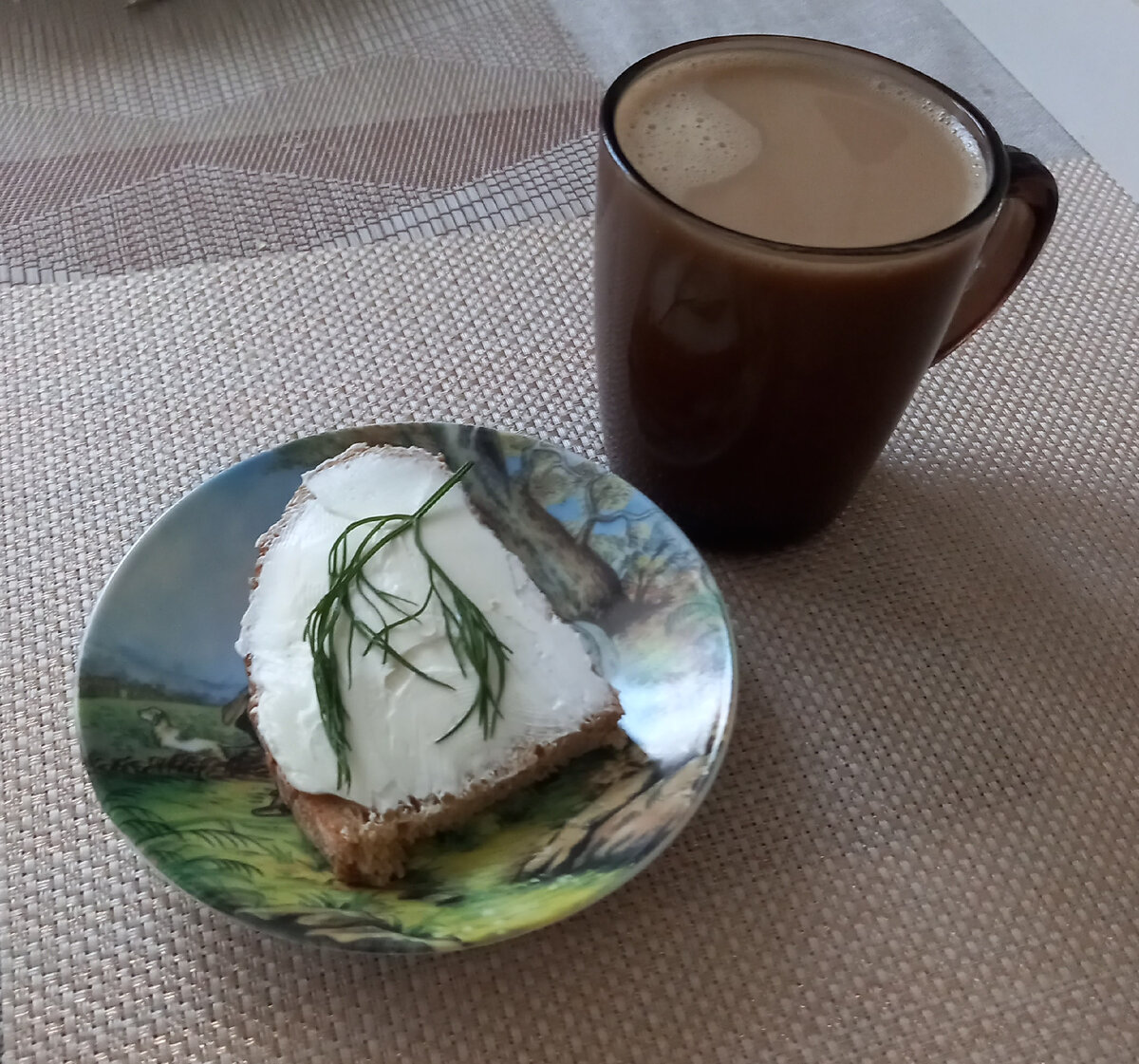 Чашка кофе, бутерброд с творожным сыром. И пусть весь мир подождет...