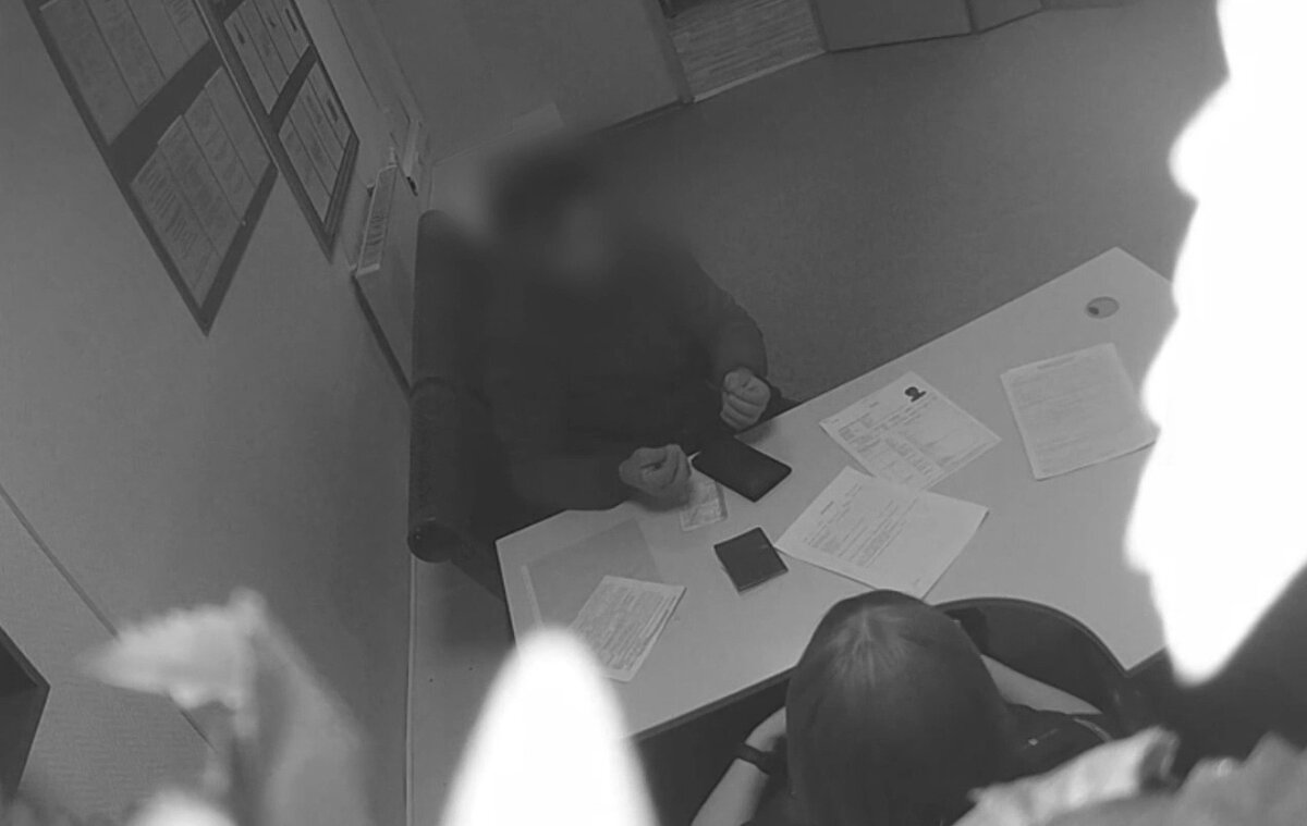 Скриншот видео линейного отдела МВД в аэропорту Толмачёво