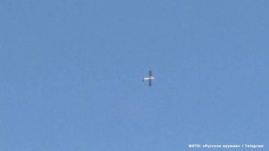 Самолет беспилотник. Дрон в небе. Сухопутный беспилотник. Дроны в небе. Как распознать дрон в небе.