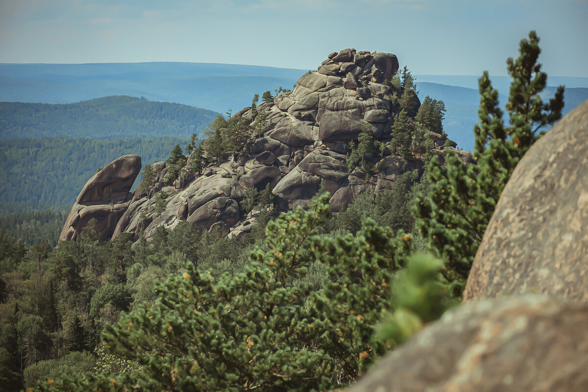 Вид с одного из Столбов на соседнюю скалу. 