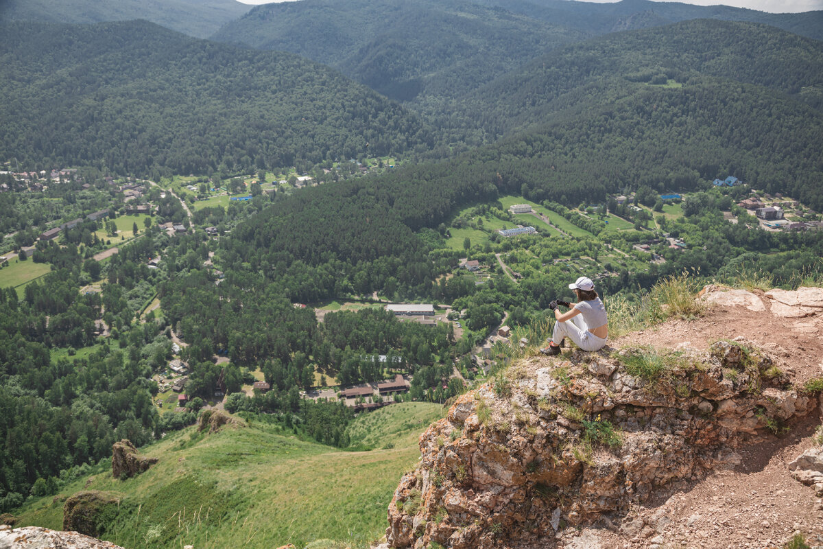 Посидеть на краю скал - любимейшее дело.